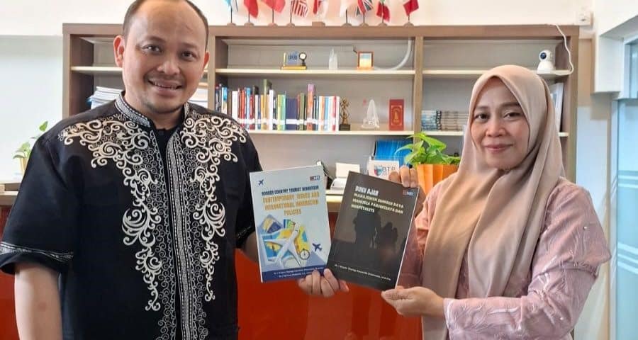 Produktif Berkarya, Dosen Magister Terapan Pariwisata Dr. I Wayan Thariqi Kawakibi Pristiwasa Luncurkan Dua Buku Produktif Berkarya, Dosen Magister Terapan Pariwisata Dr. I Wayan Thariqi Kawakibi Pristiwasa Luncurkan Dua Buku