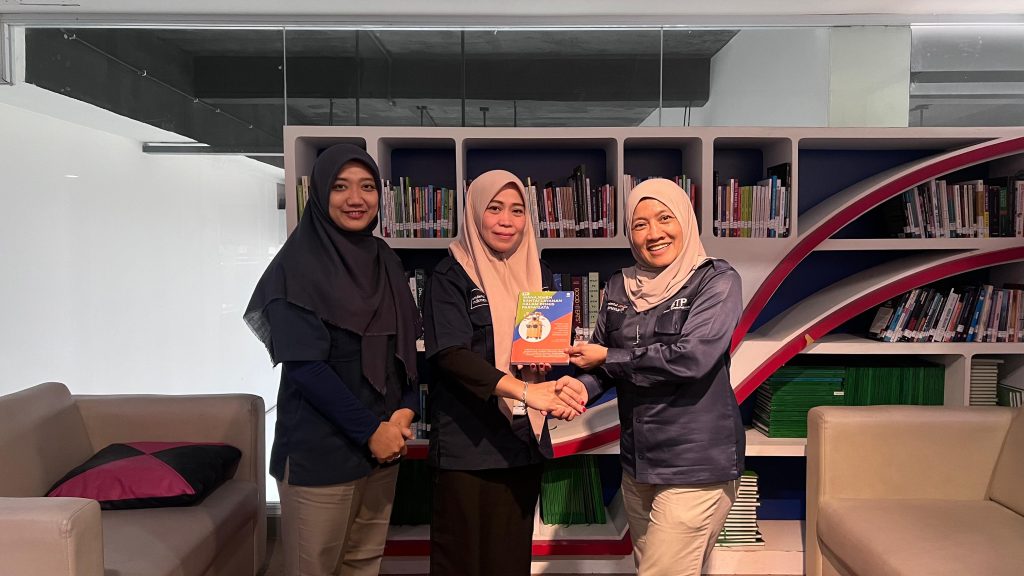 Mahasiswa Program Magister Politeknik Pariwisata Batam Aktif Berkarya, Lahirkan Buku untuk Menambah Referensi Perpustakaan
